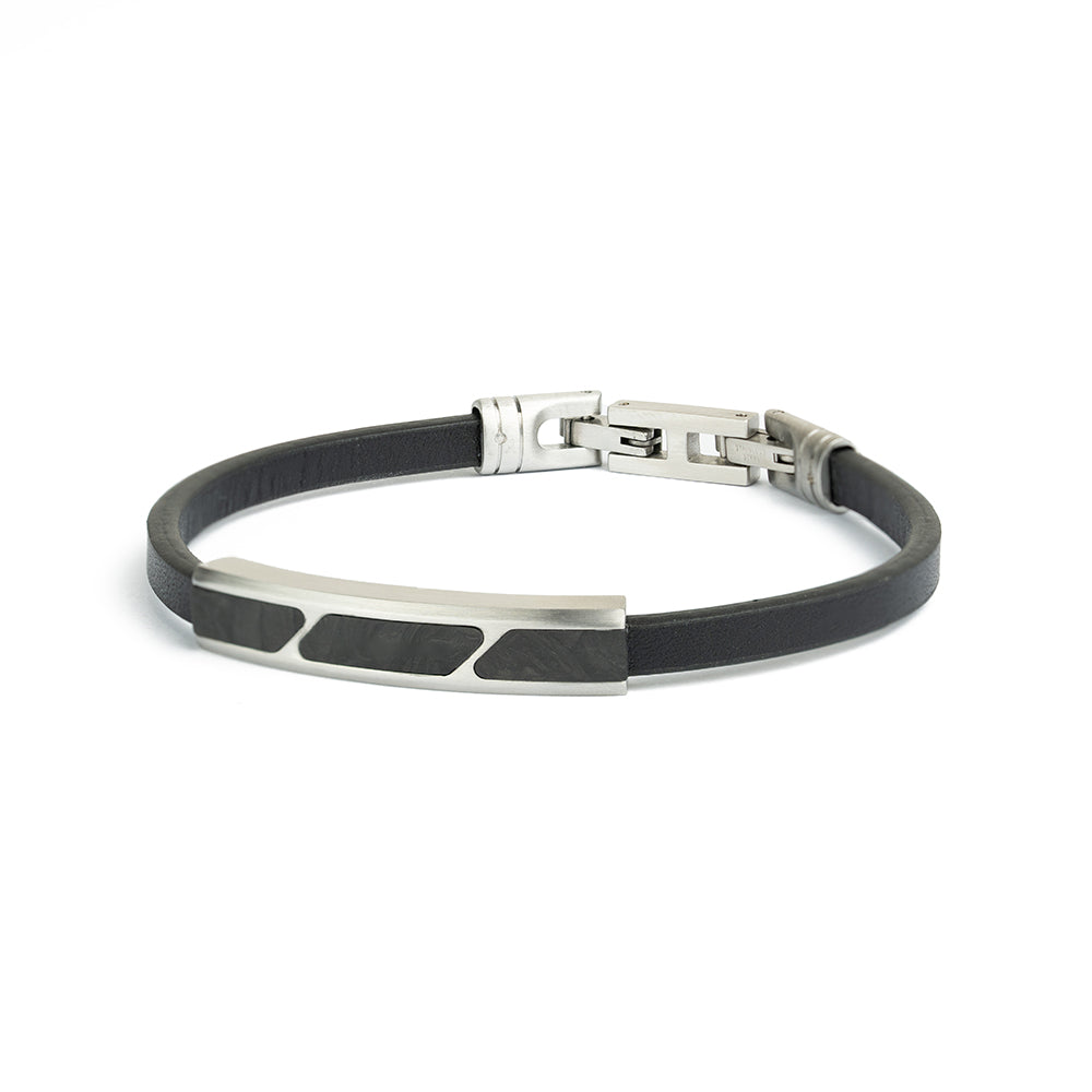 Geef je polsstijl een gedurfde, mannelijke touch met deze zwarte leren armband met gesmeed carbon van het merk Gemini. Deze stoere armband combineert zwart leer met een edelstalen middenstuk waarin gesmeed carbon is verwerkt, voor een rauw en industrieel effect. De armband wordt gesloten met een verfijnde haaksluiting in edelstaal en is leverbaar in maat ML.