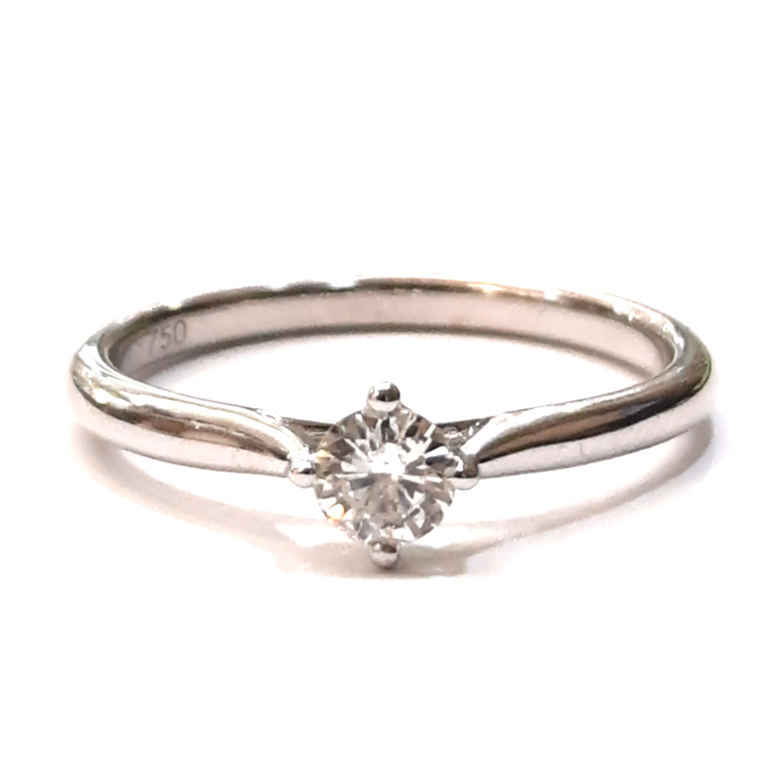 Ontdek deze schitterende verlovingsring met modelnummer BREA-JOY-0002799. Deze ring, gemaakt van 18-karaats witgoud, heeft een briljant geslepen diamant van 0,35 karaat met SI1 zuiverheid en een F-kleur. Ideaal voor een verloving, draag deze betoverende ring dagelijks aan je ringvinger voor een elegante uitstraling. Perfect voor speciale momenten!