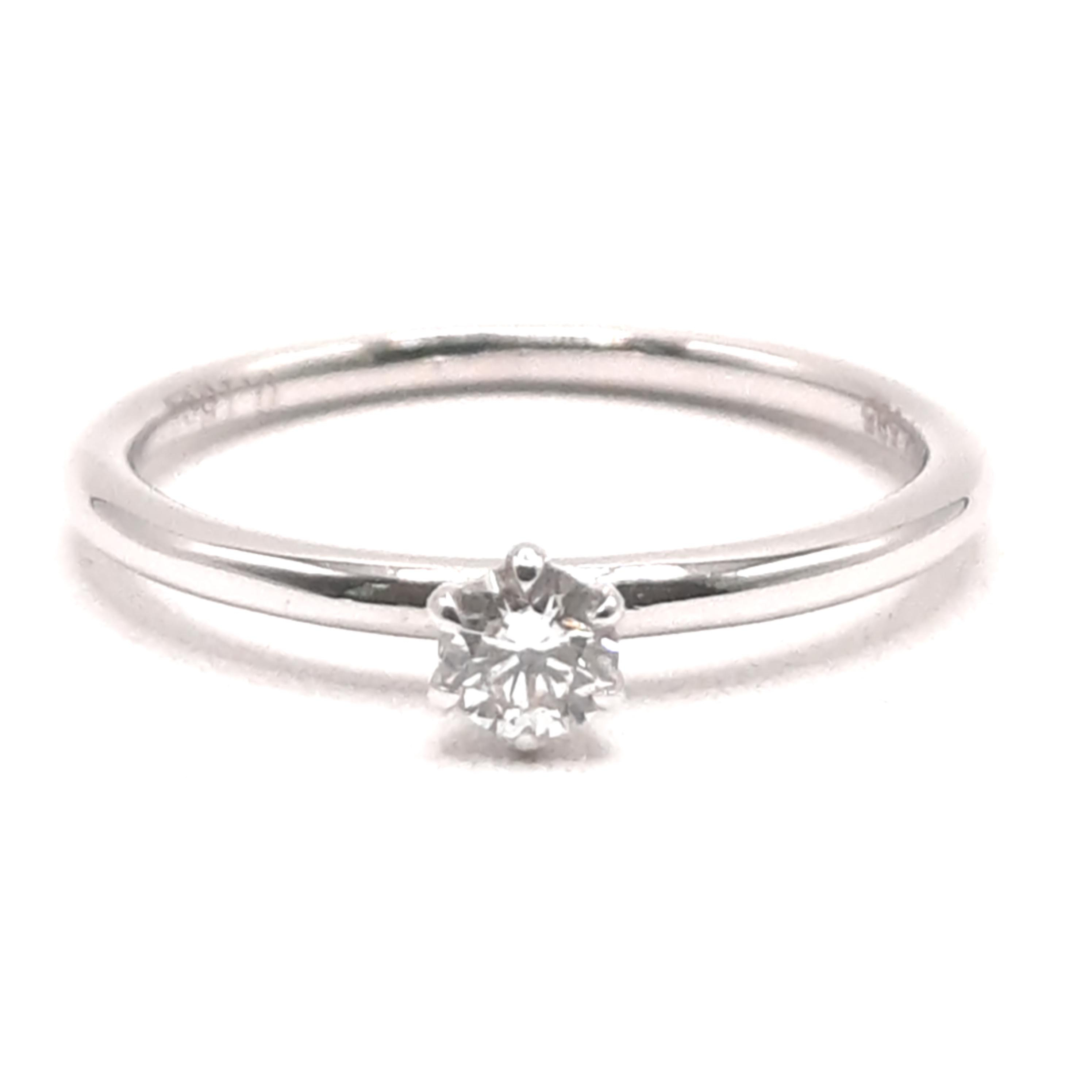 Deze verlovingsring, modelnummer 0036, is een elegante witgouden ring met diamant. De ring behoort tot de categorie juwelen, specifiek ontworpen voor verlovingen, met een maat van 54. Gemaakt van 14-karaats witgoud, straalt hij luxe en verfijning uit. Draag deze ring op een speciale gelegenheid om uw engagement te symboliseren en de liefde te vieren.