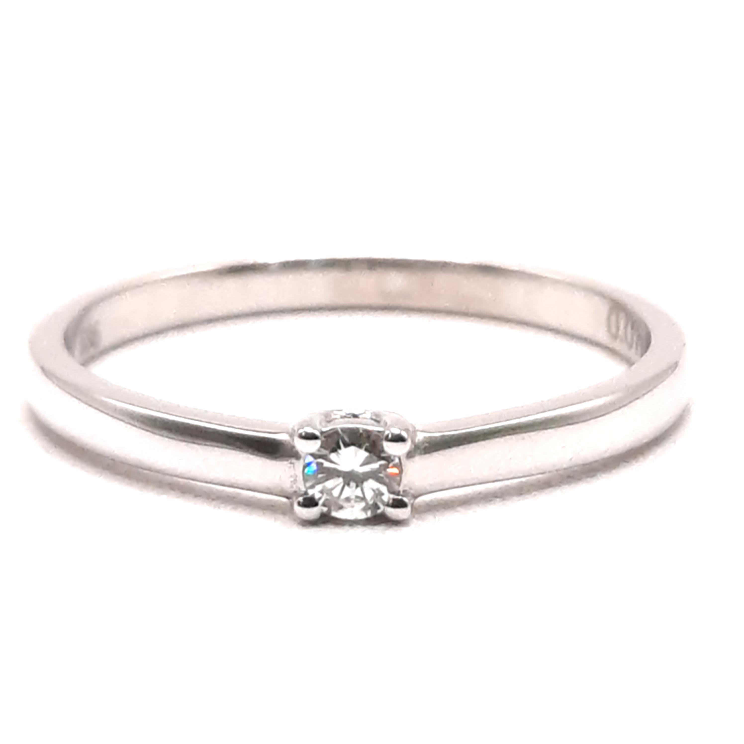 De verlovingsring met modelnummer 0039 kenmerkt zich door zijn verfijnde ontwerp en hoogwaardige materialen. Gemaakt van 14-karaats goud in een elegante witte kleur, straalt de ring luxe uit. Het schitterende briljantgeslepen diamantje van 0.07 karaat heeft de zuiverheid SI1 en de kleur F. Perfect voor de speciale verlovingsdag, draagt u hem met trots op uw ringvinger.