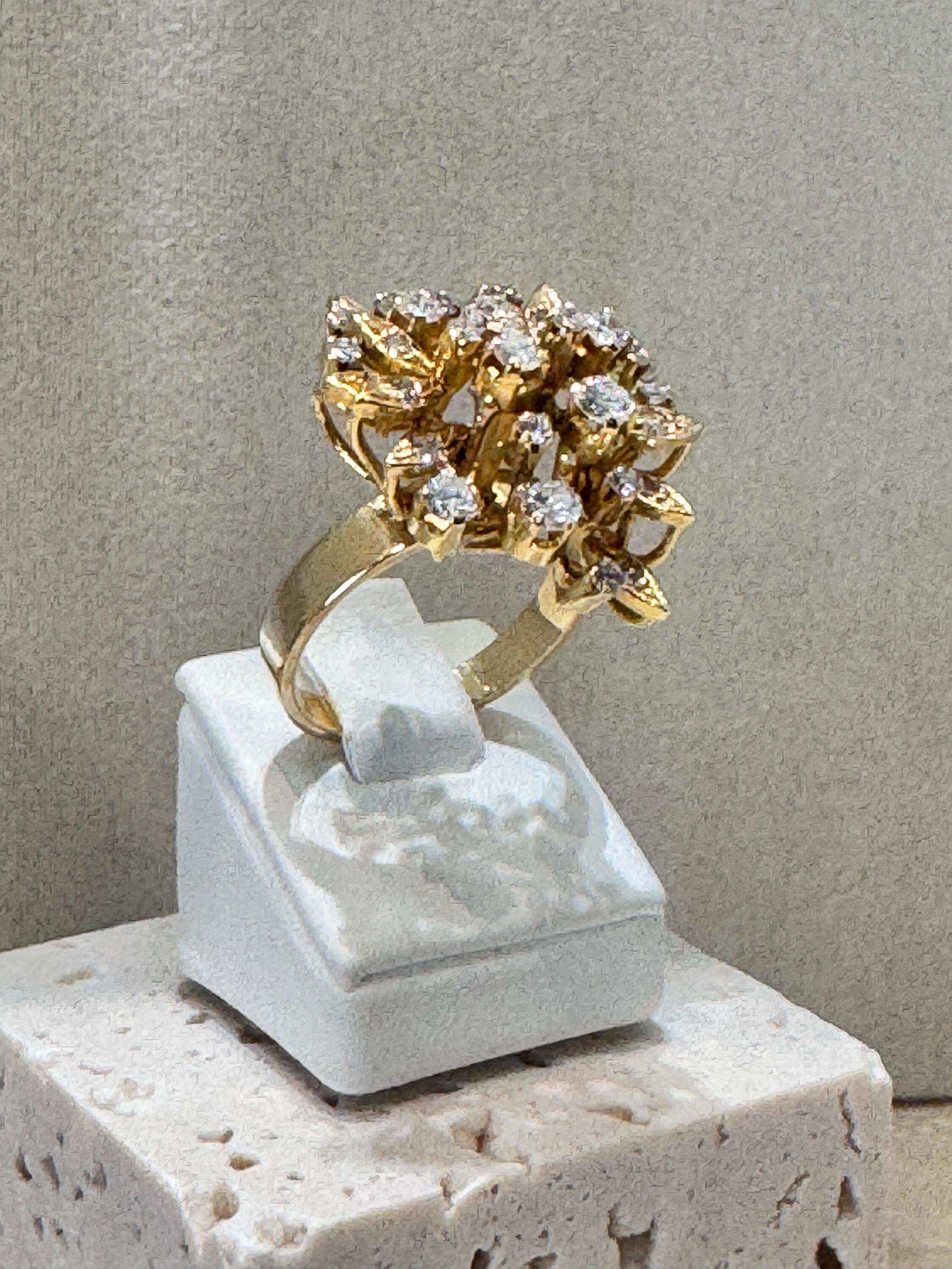 Vintage Diamanten Cluster Ring &ndash; 18 karaat geelgoud (750)

Een rijke, sprankelende blikvanger. Deze handgemaakte ring is uitgevoerd in 18 karaat geelgoud en bezet met 32 natuurlijke diamanten, samen goed voor ca. 1,57 ct.

De diamanten zijn speels en bloemachtig gerangschikt in een volumineuze cluster, waardoor de ring vanuit elke hoek licht vangt en een indrukwekkende schittering geeft. De verhoogde zetting zorgt voor diepte en karakter, terwijl de stevige scheen comfortabel draagt.

Details:
	&bull;	Materiaal: 18 karaat geelgoud (750)
	&bull;	Totaal gewicht: 8,54 gram
	&bull;	Diamant: ca. 1,57 ct totaal
	&bull;	Aantal stenen: 32 natuurlijke diamanten
	&bull;	Slijpvorm: briljant (melee)
	&bull;	Handgemaakt

Een uitgesproken statement piece met klassieke allure &mdash; perfect voor wie houdt van elegantie met pr&eacute;sence.