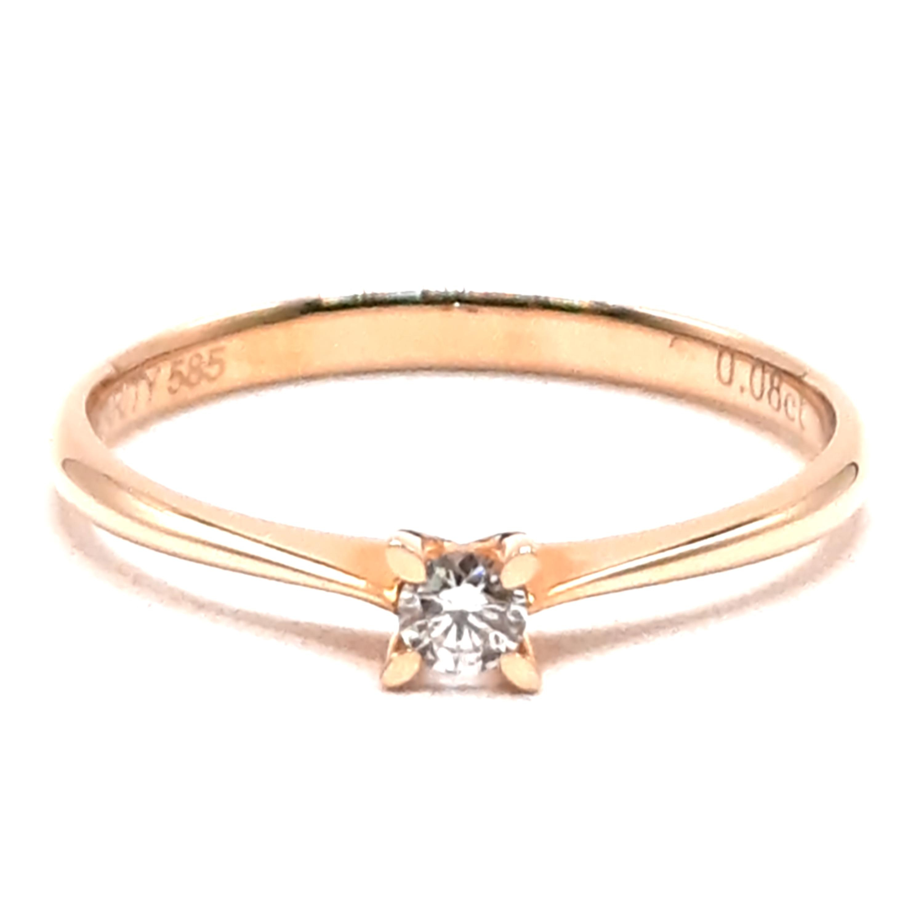 De verlovingsring model 0040 van een onbekend merk is een prachtige gouden ring van 14 karaat, maat 54. De ring straalt elegantie uit met een briljant geslepen diamant van 0,08 karaat, SI1 zuiverheid en F-kleur. Draag deze verfijnde ring als symbool van jullie liefde en betrokkenheid, perfect voor elke verlovingsceremonie.