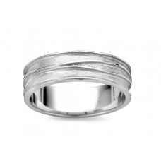 Trouwring is in wig oud 18 kt . de ring is deels mat met gepolijste lijnen.
