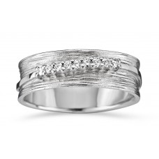 De trouwring in in wigoud 18 kt en gezet met briljant 0.14ctct