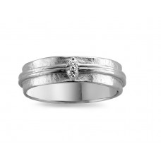 De trouwring is in witgoud  18 kt gezet met briljant 0.03ct
De ring is mat met een gepolijste lijn erdoor .