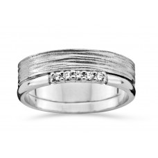 De trouwring is in witgoud 18 kt . De ring is deels gehamerd en onderaan een gepolijste band gezt met briljant  0.10ct.


