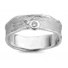 De trouwring is in witgoud 18 kt en gezt met 1 briljant van .09ct
