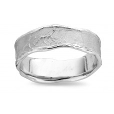 De trouwring is in witgoud 18 kt gehamerd en 6 mm breed