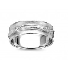 De trouwrin is in witgoud mat met een kronkelende gepolijste lijn erdoor.