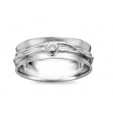 De trouwring is in witgoud 18 kt deels mat een kromme gepolijste lijn erdoor. De ring is gezet met 1 briljant van 0.03ct