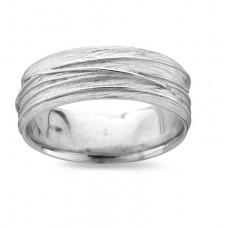 De trouwring is in witgoud deel mat met gepolijste lijnen erdoor