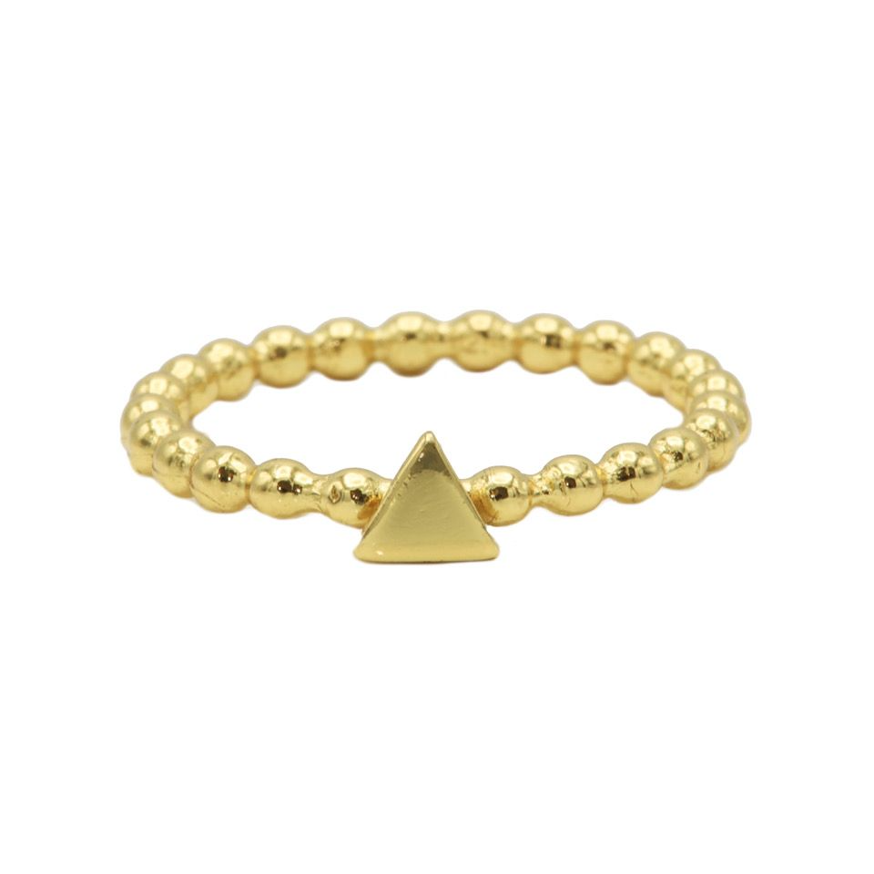 Dit is onze dotjes ring met driehoek. Onze sieraden zijn verkrijgbaar in 925 sterling zilver of met een 14K gouden of rosegouden plating.
