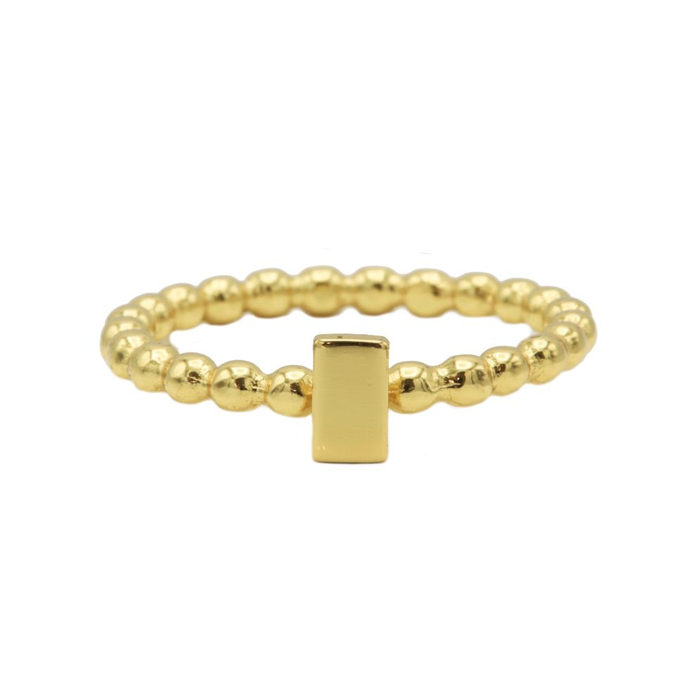 Dit is onze dotjes ring met rechthoek. De ring heeft dotjes en heeft een rechthoek erop . Onze sieraden zijn verkrijgbaar in 925 sterling zilver of met een 14K gouden of rosegouden plating.