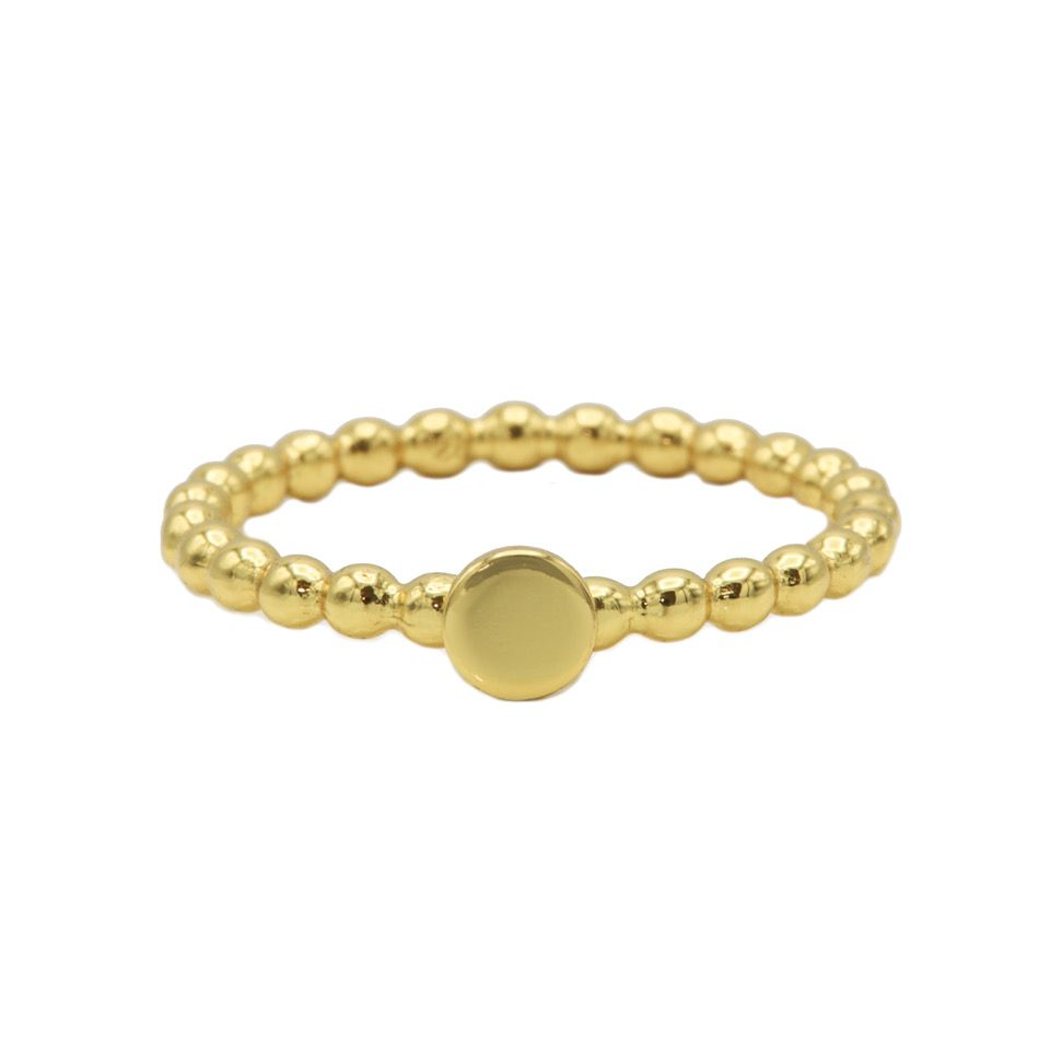 Dit is onze dots ring met een kleine disc. Onze sieraden zijn verkrijgbaar in 925 sterling zilver of met een 14K gouden of rosegouden plating.