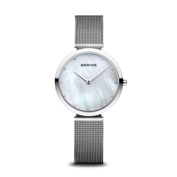  Dit elegante dameshorloge uit de Classic collectie van BERING belichaamt de essentie van Scandinavisch design: puur, licht en vol natuurlijke gratie. De ronde wijzerplaat van echte parelmoer weerkaatst het licht in iriserende tinten &ndash; als bevroren golven onder een Arctische hemel. Subtiele kristallen indexen voegen zich naadloos in het ontwerp en geven het horloge een ingetogen elegantie.  De 32 mm kast van glanzend roestvrij staal wordt gecombineerd met een fijn geweven Milanese band die soepel om de pols valt. De mix van koel metaal en verfijnde structuur cre&euml;ert een moderne, vrouwelijke en tijdloze uitstraling. De klapsluiting zorgt voor een comfortabele en veilige pasvorm in het dagelijks gebruik.  Het platte saffierglas beschermt de delicate wijzerplaat tegen krassen, terwijl het nauwkeurige quartz uurwerk binnenin zorgt voor betrouwbare tijdweergave. Met een waterbestendigheid van 3 ATM is dit horloge perfect voor een stijlvolle dagelijkse look. 