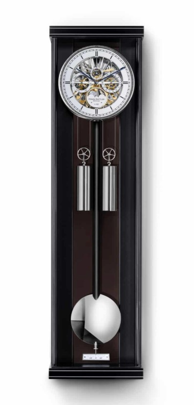 Erwin Sattler Aperia III in een gelimiteerde oplage van slechts 65 stuks. 
Opus kast zwart gelakt met een hand gepolijste zwarte bruine cassette. Metaal inleg werk in de kop en de voet van de kast. U- vormig ontspiegeld mineraal glas. kast maat voering 96 cm hoog, 25,5 cm breed en 11 cm diep. 
Vijfdelige open gewerkte wijzerplaat met gepolijste indexen. Hand bewerkte achter platine. Loopduur / gangreserve 30 dagen. Slagwerk op de hele en de halve uren. Geblauwd stalen hand bewerkte wijzers. 15 Robijnlagers en 8 precisie kogellagers. 
De wijzerplaat is voorzien van een dag en een datum aanduiding en een handbeschilderde maanaanduiding.
De kast is voorzien van metaal inleg in de randen en een U-Vormig ontspiegelde mineraalglazen deur met magneet sluiting. 