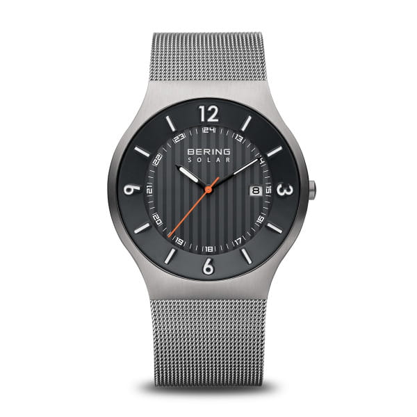  Duurzaam. Tijdloos. Helder &ndash; Scandinavisch design op zonne-energie.  De BERING 14440-079 combineert milieubewuste technologie met heldere Scandinavische vormgeving. Het zonne-uurwerk laadt op via zonlicht en kunstlicht &ndash; geen batterijen nodig, altijd klaar.  De geborstelde roestvrijstalen kast loopt naadloos over in de fijne Milanese band, wat zorgt voor een vloeiende, elegante look. De diepblauwe wijzerplaat met cijfers op 12, 3, 6 en 9 uur biedt uitstekende leesbaarheid, met een datumaanduiding op 3 uur.  Krasbestendig saffierglas, 40 mm diameter en een slank profiel maken dit horloge perfect voor dagelijks gebruik.  Zonne-energie, saffierglas, roestvrij staal, datumfunctie, Milanese band &ndash; bewust, stijlvol en functioneel.  BERING 14440-079 &ndash; De kracht van de zon. Het ontwerp van het noorden. 