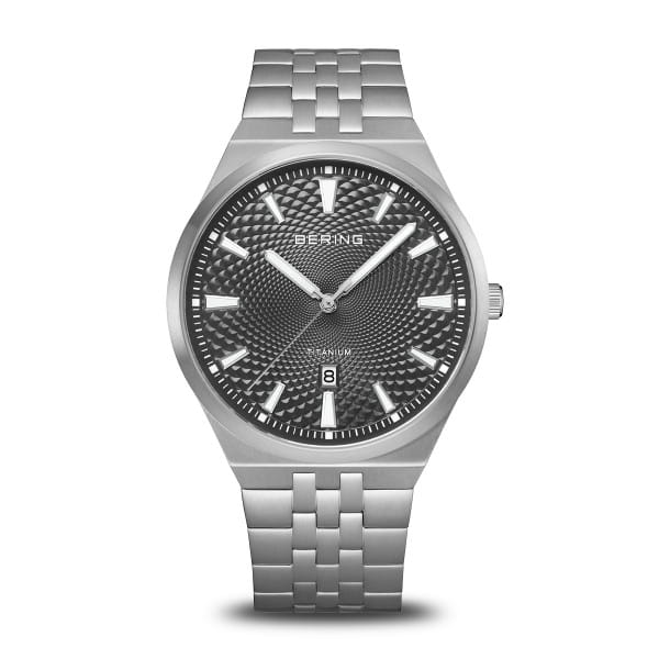  Koele elegantie in zijn puurste vorm &ndash; de BERING 16141-703 combineert Scandinavische eenvoud met technische verfijning. De ultralichte titanium kast sluit naadloos aan om de pols en heeft een mat geborstelde afwerking. De donkergrijze wijzerplaat met guilloch&eacute;-patroon weerspiegelt de geometrische helderheid van het Arctische landschap.  Zilverkleurige wijzers en opgelegde indexen met lichtgevende details zorgen voor perfecte afleesbaarheid, dag en nacht. Krasbestendig saffierglas beschermt het ontwerp, en een subtiele datumaanduiding op zes uur maakt het geheel compleet.  Uitgerust met een nauwkeurig kwartsuurwerk en waterbestendig tot 5 ATM. De hypoallergene titanium band sluit met een veilige vouwsluiting. 