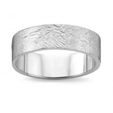 De trouwring is in witgoud 18 kt met ga-ehamerde structuur.