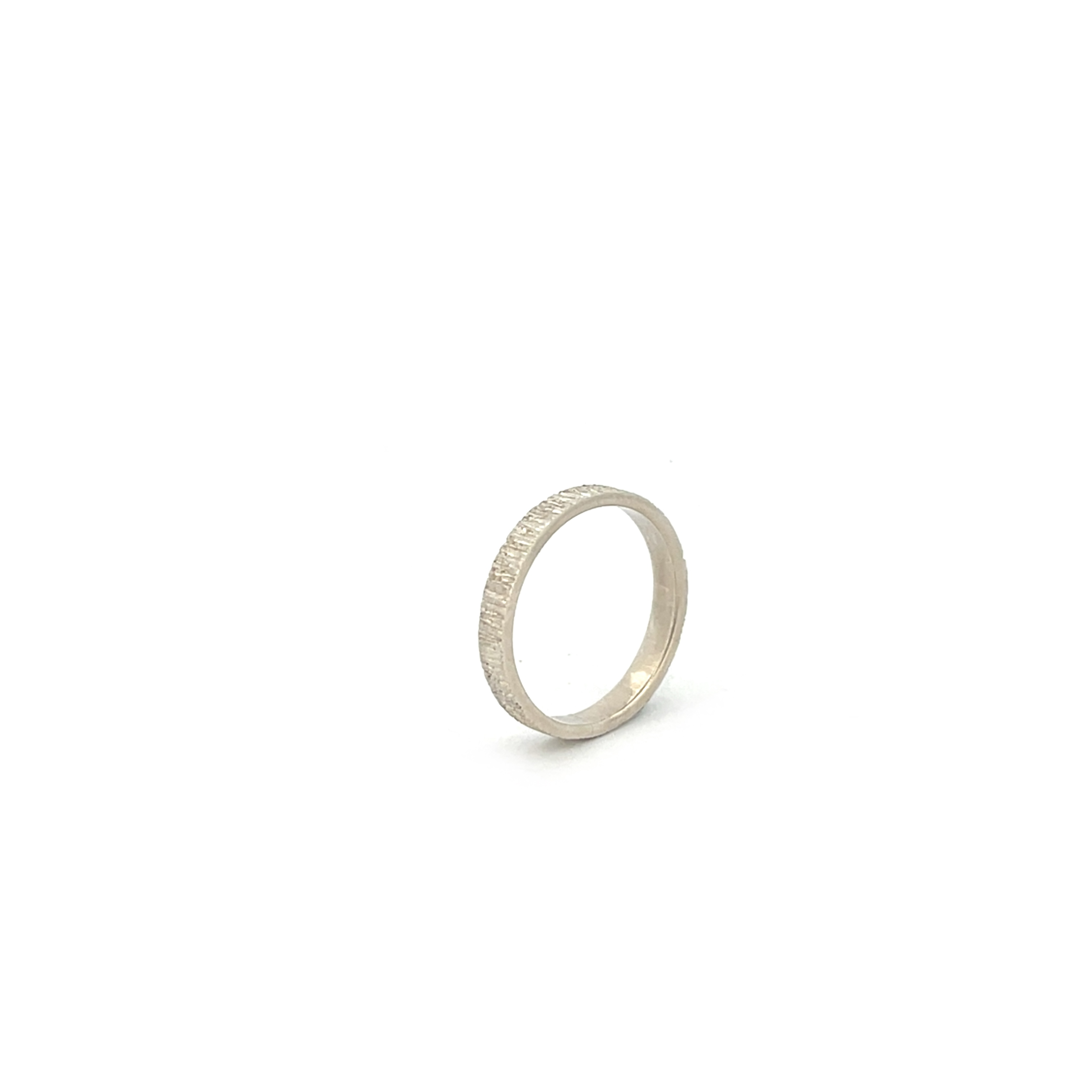 Het contrast tussen de ruwe structuur van het zilver en het glanzende deel  maakt deze ring zo bijzonder.

Deze ring is te bestellen in maat 54/17

De ring kan op elke gewenste maat gemaakt worden. Echter na aanpassing van de ringmaat beschouwen we de ring als maatwerk. Mocht je twijfelen over de maat neem dan gerust contact op.

Maak een afspraak en kom deze ring passen! Of bestel haar gelijk, dan sturen we deze mooi verpakt naar je toe.