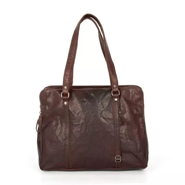 Kansas Donkerbruine Leren Laptoprugtas &ndash; Stijlvol & Functioneel
De Kansas donkerbruine leren laptoptas is de perfecte combinatie van stijl, comfort en organisatie. Gemaakt van stevig Bronco leer met een natuurlijke nerfstructuur, biedt deze tas een rustige en betrouwbare uitstraling die met de tijd alleen maar mooier wordt.
Afmetingen: 38 x 14 x 28,5 cm | Laptopvak: tot 15 inch
3 hoofdcompartimenten met rits voor laptop, documenten en accessoires
Interieur: laptopvak, ritsvak, insteekvak, pennenlussen, 4 creditcardhouders, sleutelhanger
Hengsels & banden: handgrepen, afneembare schouderband, trolleyband
Exterieur: voor- en achtervakken met rits voor snel toegankelijke items
Garantie: 2 jaar
Een elegante, duurzame tas die je professioneel onderweg laat stralen &ndash; ideaal voor werk, studie of reizen.