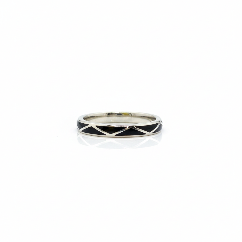 Zilveren ring met zwarte inleg