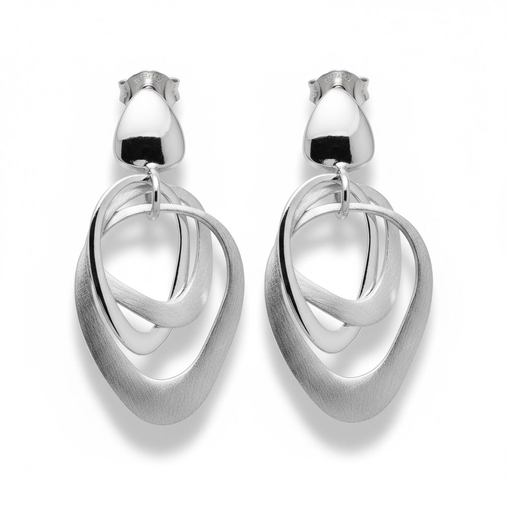 Zilveren oorhangers met gepolijste en gematteerde afwerking.