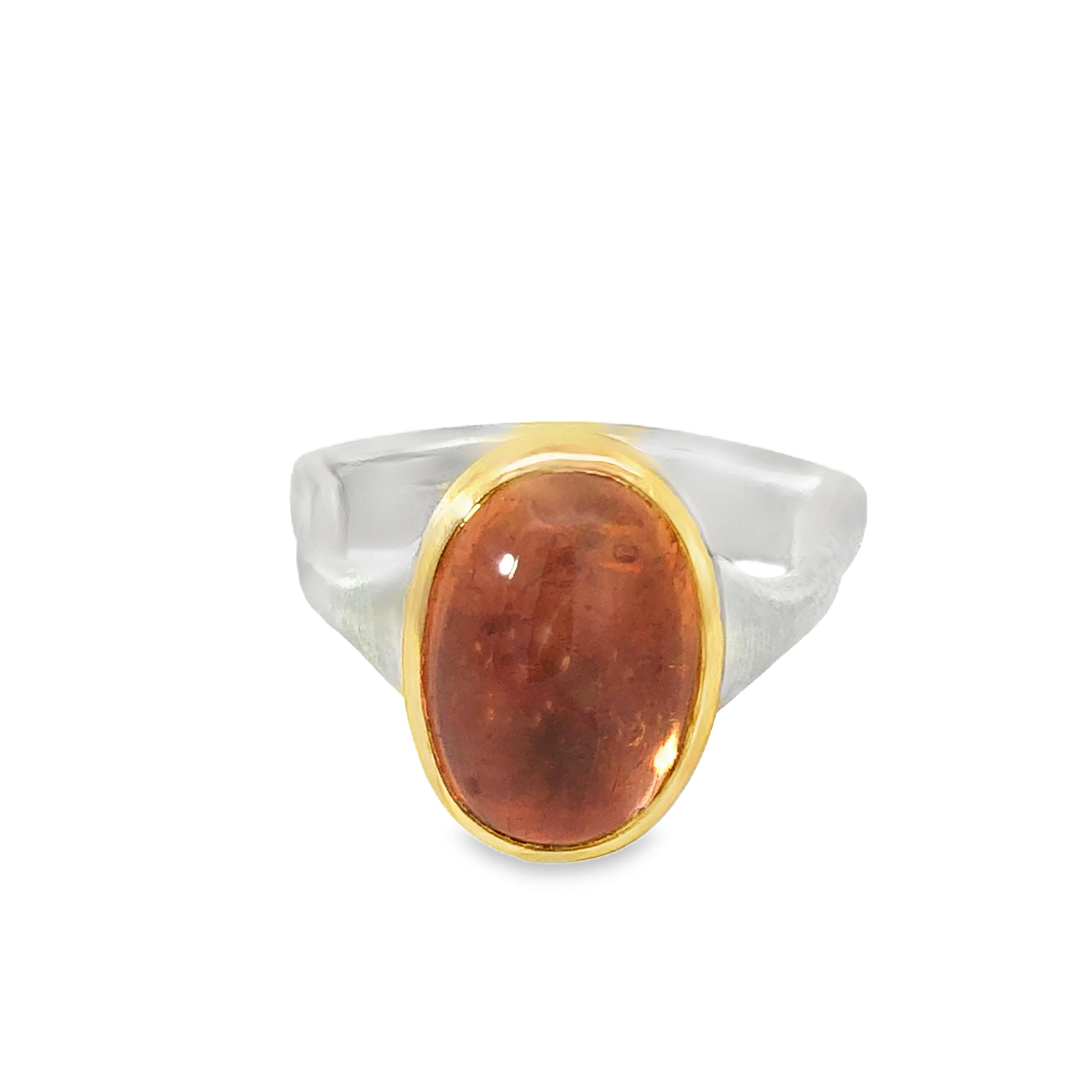Der Ring Ag/Au Edeltopas besticht durch seine exquisite Verarbeitungg und hat die Gr&ouml;&szlig;e 56. Als feminines Accessoire, kann er sowohl im Alltag als auch bei besonderen Anl&auml;ssen getragen werden. Ideal in Kombination mit anderen Goldschmuckst&uuml;cken, verleiht er jedem Look zeitlose Eleganz.