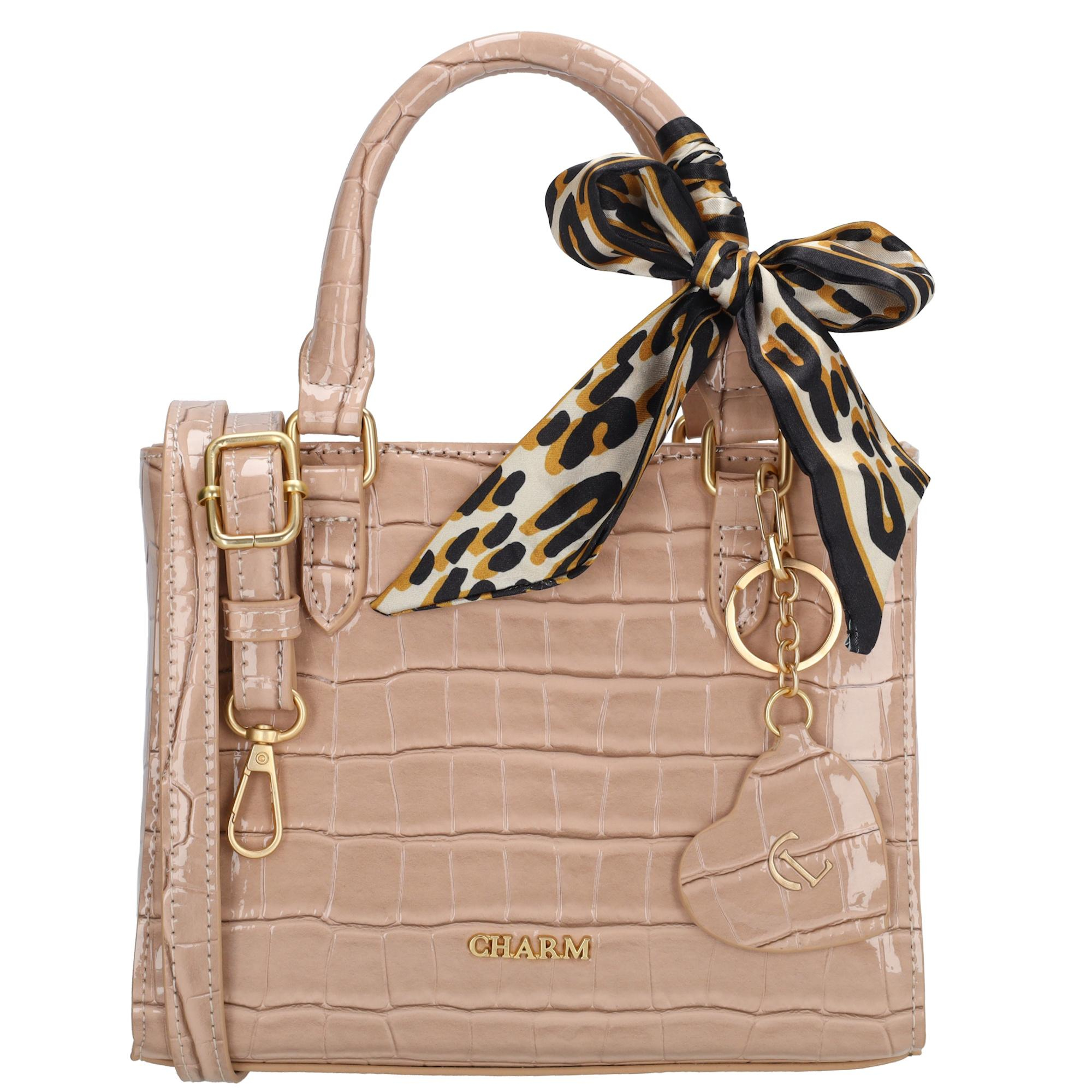 De Charm London Knightsbridge Handtas is een elegante en vrouwelijke tas met een glanzende laklook in croco-reli&euml;f. Dankzij de twee stevige handvatten draag je deze tas comfortabel in de hand of over de arm. Het stijlvolle design maakt de tas perfect voor zowel dagelijks gebruik als speciale gelegenheden.

De tas sluit met een ritssluiting en heeft aan de binnenkant een ritsvak en een telefoonvak voor een overzichtelijke indeling. Je kunt de tas ook als schoudertas dragen dankzij de verstelbare en afneembare schouderband. De goudkleurige details zorgen voor een luxe uitstraling. Als extra detail is de tas afgewerkt met een hartvormige hanger met spiegeltje en een decoratief sjaaltje dat je op verschillende manieren kunt dragen.

Kenmerken:

Laklook met croco-reli&euml;f

Ritssluiting

Twee handvatten

Ritsvak en telefoonvak aan de binnenkant

Verstelbare en afneembare schouderband

Goudkleurige details

Inclusief hartvormige hanger met spiegel

Decoratief sjaaltje, op meerdere manieren te dragen