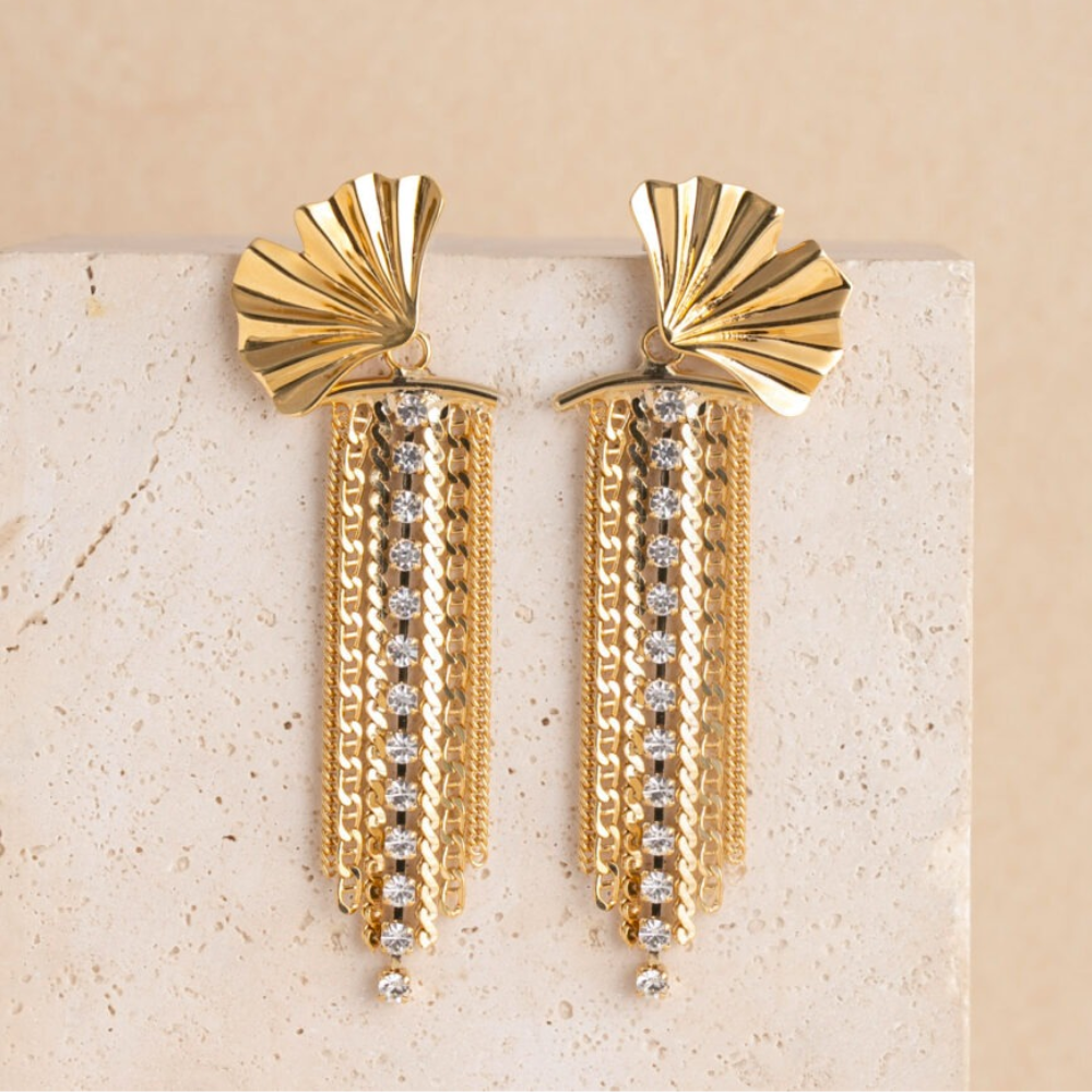De Oorhanger blad zirkonia is een schitterend juweel in de categorie 'JEWEL', specifiek ontworpen als 'HOOP_EARRINGS'. Deze oorhangers zijn verfijnd afgewerkt met zirkonia-steentjes die elegantie en glamour toevoegen. Draag ze bij zowel formele als informele gelegenheden voor een elegante uitstraling. Perfect als blikvanger in elke sieradencollectie.