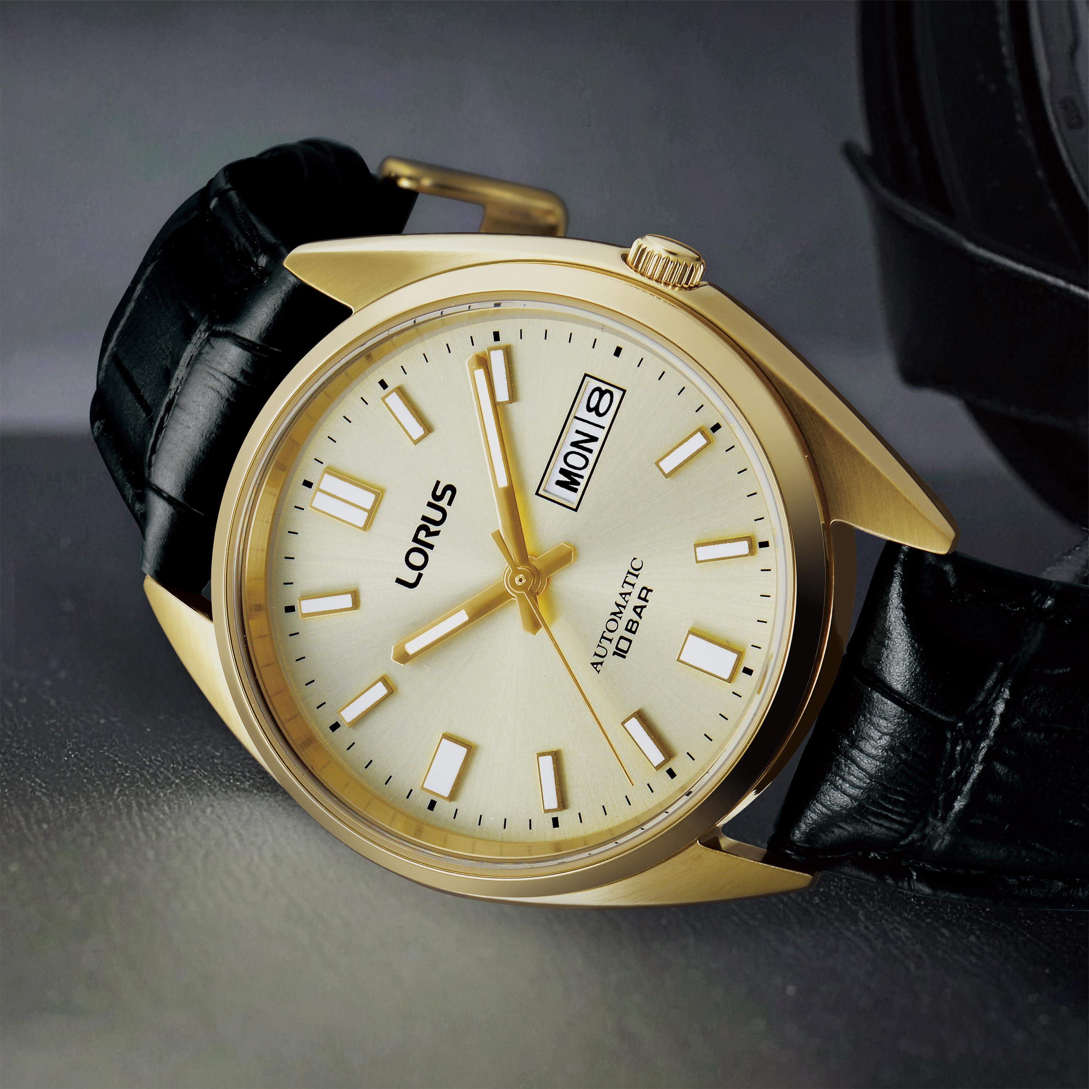 De Lorus RL436CX9 is een automatisch herenhorloge met een stijlvol gouden design. Kenmerken zijn onder andere een duurzame roestvrijstalen behuizing, waterbestendigheid en een elegante leren band. Dit horloge is perfect te dragen bij zowel formele als casual gelegenheden, waardoor het een veelzijdige keuze is voor elke man.

"Stijlvol, veelzijdig en duurzaam."