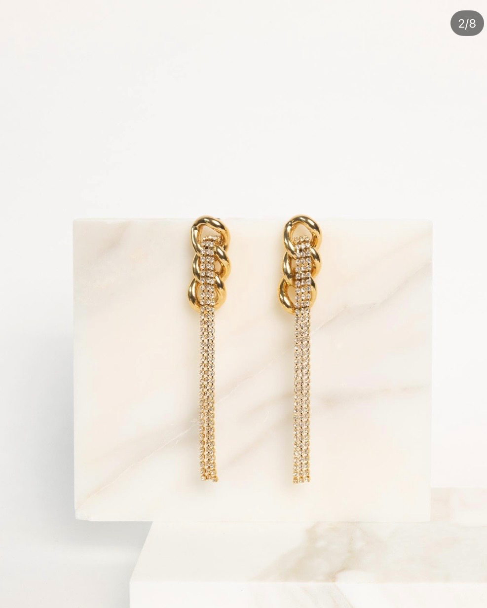 De Gourmet oorbellen, zijn stijlvolle HOOP_EARRINGS die perfect zijn voor elke gelegenheid. Combineer ze met een elegante avondjurk of een casual outfit voor een chique touch. Deze oorbellen stralen verfijning uit en zijn een must-have in je sieradencollectie. Ideaal om je look compleet te maken met een vleugje glamour.