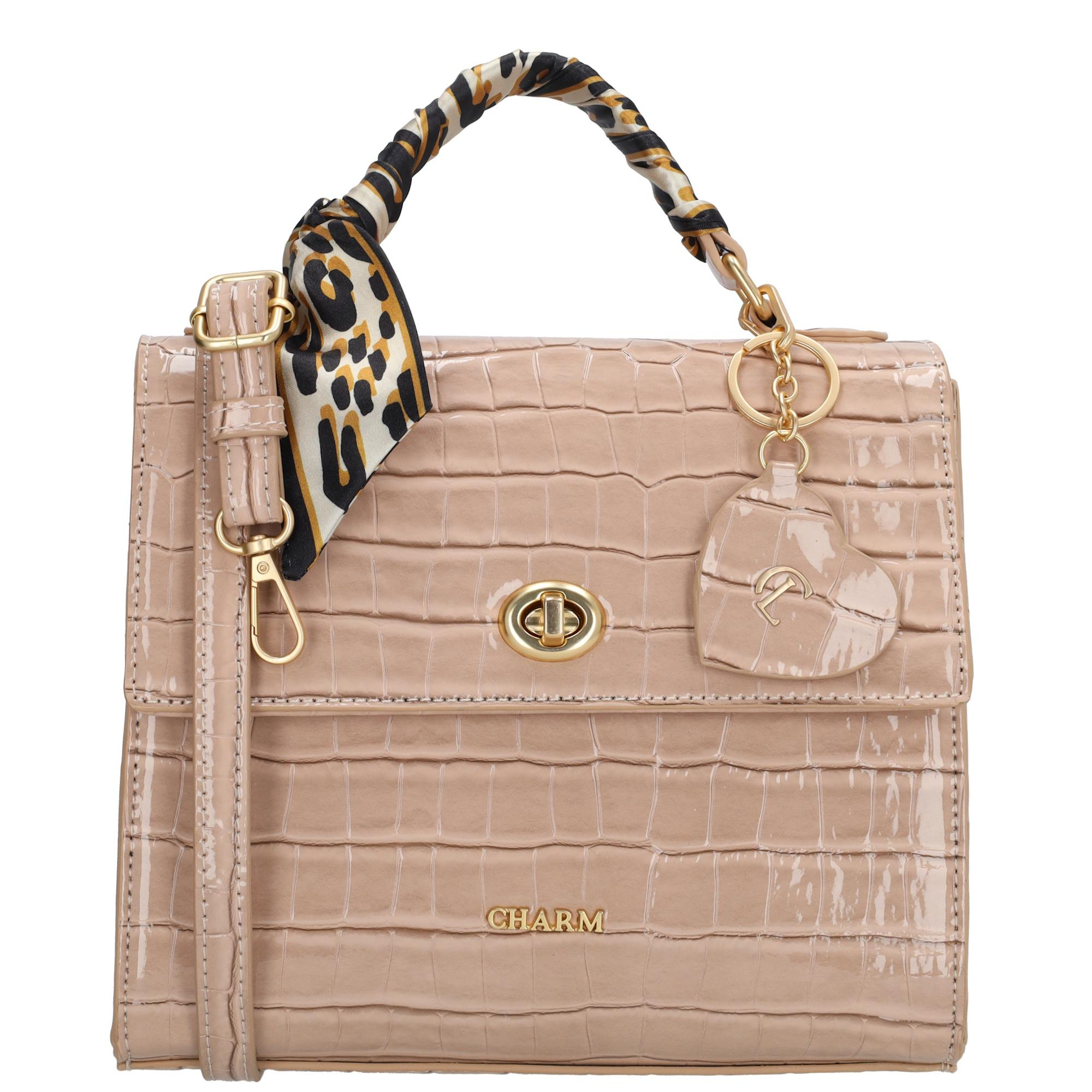 De Charm London Knightsbridge Handtas is een stijlvolle handtas met een glanzende croco laklook en verfijnde details. Dankzij het compacte ontwerp en de elegante afwerking is deze tas perfect voor een dagje uit of een diner in stijl.

De tas sluit met een ritssluiting en een overslag met kliksluiting, zodat je spullen veilig opgeborgen zijn. Aan de binnenkant vind je een ritsvak en een telefoonvak om alles overzichtelijk mee te nemen. Het handvat ligt prettig in de hand en geeft de tas een klassieke uitstraling.

Als speelse touch is de tas afgewerkt met een hartvormige sleutelhanger met spiegeltje en een decoratief sjaaltje dat je op meerdere manieren kunt dragen.

Kenmerken:

Croco laklook met overslag en kliksluiting

Ritssluiting voor extra veiligheid

Ritsvak en telefoonvak aan de binnenkant

Stevig handvat

Hartvormige sleutelhanger met spiegel

Inclusief sjaaltje, op verschillende manieren te dragen