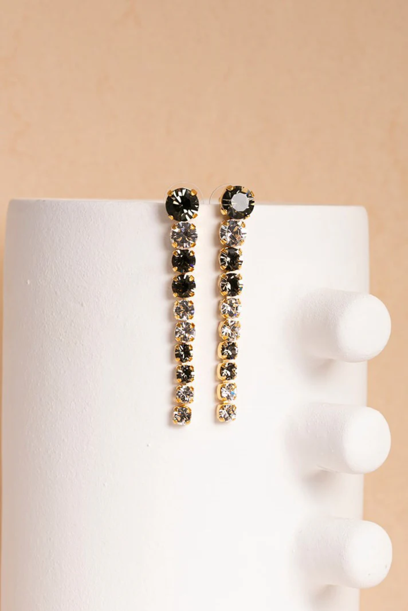 De Joanne Zwart, is een verfijnd paar hoepeloorringen in de categorie "Jewel". Ideaal om te combineren met zowel casual als formele outfits, voegt deze tijdloze oorbel stijl en elegantie toe aan elke look. Draag ze met een opgestoken kapsel voor een opvallende uitstraling. Perfect als cadeau of voor eigen gebruik.