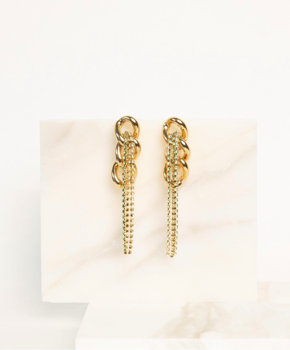 Dit product, Tennis oorknop is een prachtig sieraad in de categorie "Jewels" en is specifiek een type "Hoop Earrings". De beste manier om het te dragen is met casual of formele outfits voor een elegante uitstraling. Het voegt een verfijnde touch toe aan elke kledingkeuze, perfect voor elke gelegenheid.