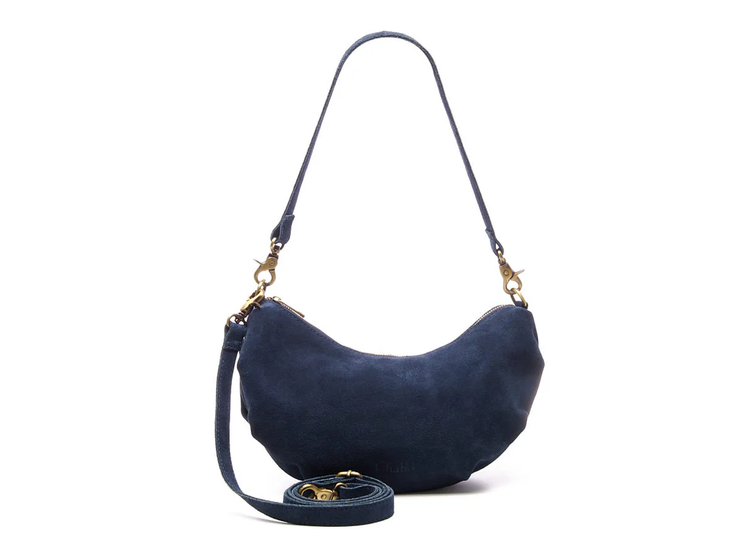 Maak kennis met de Bobby Banana Bag van Chabo Bags &ndash; een echte eye-catcher voor wie houdt van stijl met karakter. Deze unieke su&egrave;de crossbody tas combineert een speelse vorm met luxe materialen en praktische indeling. Perfect voor een dag in de stad, een lunchafspraak of een festival &ndash; altijd elegant, altijd comfortabel.

Met haar kenmerkende brede schouderband en zachte su&egrave;de materiaal is de Bobby Banana Bag een tas met persoonlijkheid. De subtiele ronding en het luxe design geven elke outfit een modieuze twist &ndash; stoer &eacute;n vrouwelijk tegelijk.

 Draag &lsquo;m zoals jij wilt
Dankzij de verstelbare crossover-band draag je de tas moeiteloos crossbody of over &eacute;&eacute;n schouder. Of je nu casual of chic gaat, deze tas past zich aan jouw stijl aan.

 Slim & Ruim Ingedeeld
De tas sluit veilig met een ritssluiting aan de bovenzijde en biedt verrassend veel ruimte. Binnenin vind je handige zijvakken voor je essentials, en aan de achterkant zit een extra ritsvak &ndash; ideaal voor telefoon, sleutels of pasjes.

Productdetails
Materiaal: Zacht su&egrave;de van hoge kwaliteit

Indeling: Hoofdvak met rits, binnenvakken & achterritsvak

Draagopties: Schouder & crossbody

Sluiting: Ritssluiting

Afmetingen: 28 &times; 20 &times; 7 cm 

Bijzonder detail: Brede schouderband voor een unieke, opvallende look

Stijlvol, Functioneel & Helemaal van Nu
De Bobby Banana Bag is d&eacute; musthave voor elke modebewuste vrouw die houdt van stijl, comfort en kwaliteit. Combineer haar met je favoriete outfit en straal &ndash; waar je ook heen gaat.