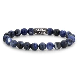 Een Midnight Blue Vintage beats armband, RR-80096-V-L, van het merk Rebel En Rose. De geregen armband is opgebouwd uit blauwe sodaliet stenen met een diameter van 8 mm. De armband is uitgevoerd met een edelstalen sluiting voorzien van een 3D Rebel & Rose logo. De armband kan goed gecombineerd worden met andere armbanden uit de Rebel & Rose collectie. 
