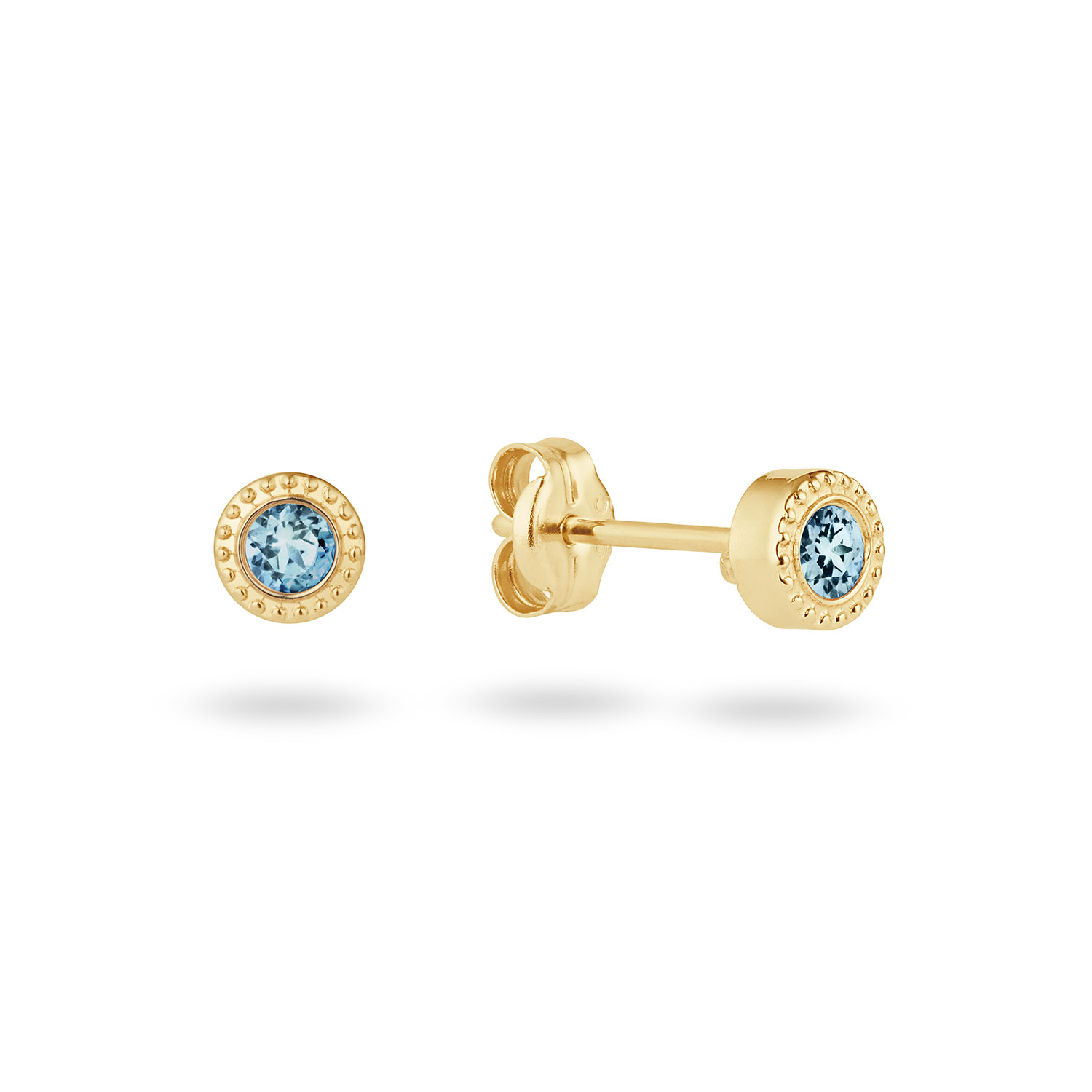 Deze 14 karaat studs zijn speels &eacute;n chic. De edelstenen, London Blue of Smoky Quartz, zijn fascinerend. Ik draag ze graag met de bijpassende ring en/of ketting. Cape Town vibes all over. Perfect om van elke dag iets bijzonders te maken.

Cape Town Chronicles
Ontdek Cape Town Chronicles, een 14 karaat gouden sieradencollectie die de ruige schoonheid en warme energie van Kaapstad tot leven brengt. Van de imposante Tafelberg tot het iconische Lion&rsquo;s Head, van de speelse pingu&iuml;ns op Boulders Beach tot het indrukwekkende Kaap de Goede Hoop. Elke plek heeft mij ge&iuml;nspireerd bij het ontwerpen van deze unieke collectie.

Het merk
Jackie is h&eacute;t 14 karaat gouden on trend sieradenmerk. De collecties zijn ge&iuml;nspireerd op de reizen die ik maak, van stedentrips tot exotische oorden. Elk gouden sieraad is helemaal van nu, handgemaakt door Europese goudsmeden en vervaardigd van overwegend gerecycled goud met echte edelstenen en zoetwaterparels. Elke collectie is dan ook met veel liefde en passie samengesteld. Mijn Jackie sieraden zijn de perfecte finishing touch voor iedere outfit!

Specificaties
- Studs
- Materiaal: 14 Karaat - Geelgoud - 585
- Topaas blauw
- 4mm