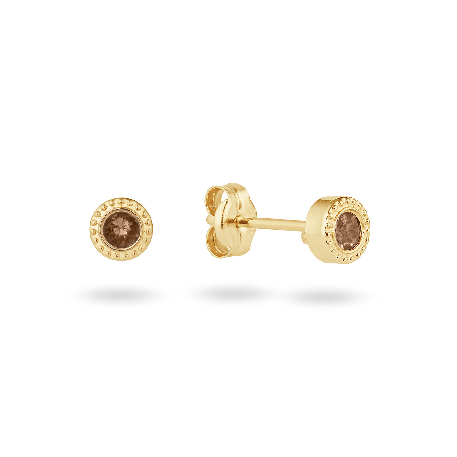 Deze 14 karaat studs zijn speels &eacute;n chic. De edelstenen, London Blue of Smoky Quartz, zijn fascinerend. Ik draag ze graag met de bijpassende ring en/of ketting. Cape Town vibes all over. Perfect om van elke dag iets bijzonder te maken.

Cape Town Chronicles
Ontdek Cape Town Chronicles, een 14 karaat gouden sieradencollectie die de ruige schoonheid en warme energie van Kaapstad tot leven brengt. Van de imposante Tafelberg tot het iconische Lion&rsquo;s Head, van de speelse pingu&iuml;ns op Boulders Beach tot het indrukwekkende Kaap de Goede Hoop. Elke plek heeft mij ge&iuml;nspireerd bij het ontwerpen van deze unieke collectie.

Het merk
Jackie is h&eacute;t 14 karaat gouden on trend sieradenmerk. De collecties zijn ge&iuml;nspireerd op de reizen die ik maak, van stedentrips tot exotische oorden. Elk gouden sieraad is helemaal van nu, handgemaakt door Europese goudsmeden en vervaardigd van overwegend gerecycled goud met echte edelstenen en zoetwaterparels. Elke collectie is dan ook met veel liefde en passie samengesteld. Mijn Jackie sieraden zijn de perfecte finishing touch voor iedere outfit!

Specificaties
- Studs
- Materiaal: 14 Karaat - Geelgoud - 585
- Quarts bruin
- 4mm