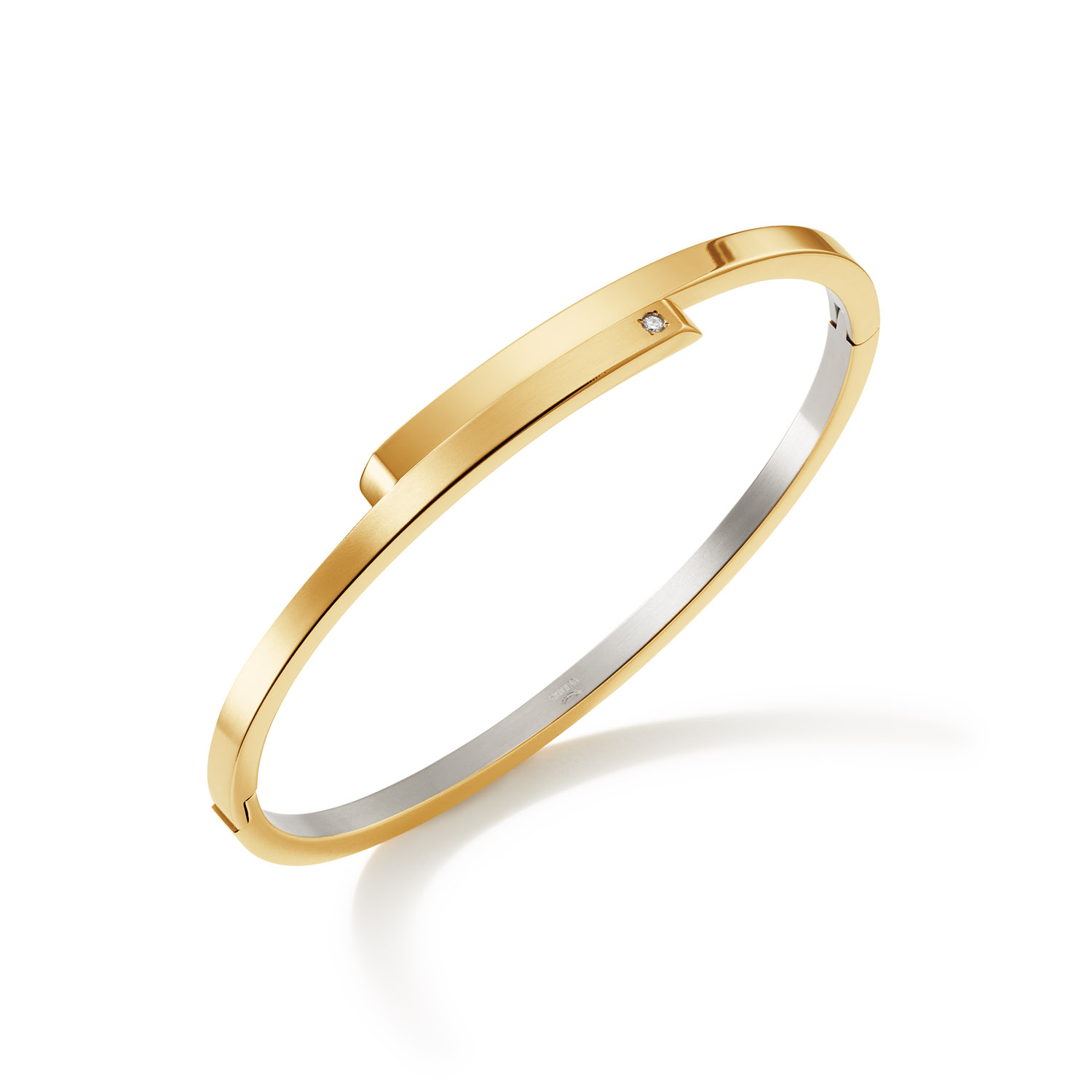 Boccia Titanium 03041-06 Spang GP &Oslash;60mm 0,02ct
Deze unieke titanium bangle armband van Boccia Titanium is een mooie toevoeging aan je sieradencollectie! Wat deze goudkleurige titanium armband uniek maakt, is dat hij aan de bovenkant parallel loopt in tegengestelde richting met een diamant van 0,02ct in het midden. Een chique geheel. De doorsnee is 60mm. Combineer de armband met bijpassende sieraden voor een complete look.

HET MERK
Boccia Titanium is het titanium merk van Nederland, dat zijn oorsprong in Duitsland vindt en is opgericht in het jaar 1992. Ontwikkeld door internationale ontwerpers. Alle titanium componenten van de BOCCIA TITANIUM collectie zijn gemaakt van 99,7% puur titanium; het bijzondere materiaal. Het is licht in gewicht, neemt de temperatuur van de huid aan en is zeer huidvriendelijk. Bovendien is het corrosie- en temperatuurbestendig.

SPECIFICATIES
- Armband
- Puur titanium
- Bangle met diamant 0,02ct
- Goudkleurig
- &Oslash; 60