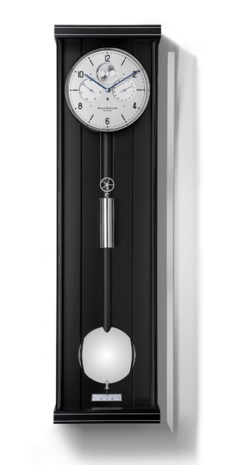 Erwin Sattler OPUS K 100 II.
Met een zwarte of een witte volledig vernieuwde tweedelige wijzerplaat met een handbeschilderde maanstand en een dag en een datum aanduiding. 7 Robijnlagers en 4 precisie kogellagers. Slinger lens en Lunette massief vernikkelt. Kast in zwarte slijplak en metaal inleg in de boven en onder rand met U-Vormig ontspiegeld mineraalglas. Ook leverbaar met een Makkasar rug wand Loopduur 30 dagen.