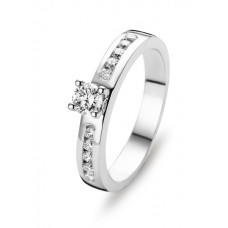 Ring in witgoud 18 kt met zirkonium. Het is eensolitaire model met 1 grote steen en steentjes zirkonium op de band.