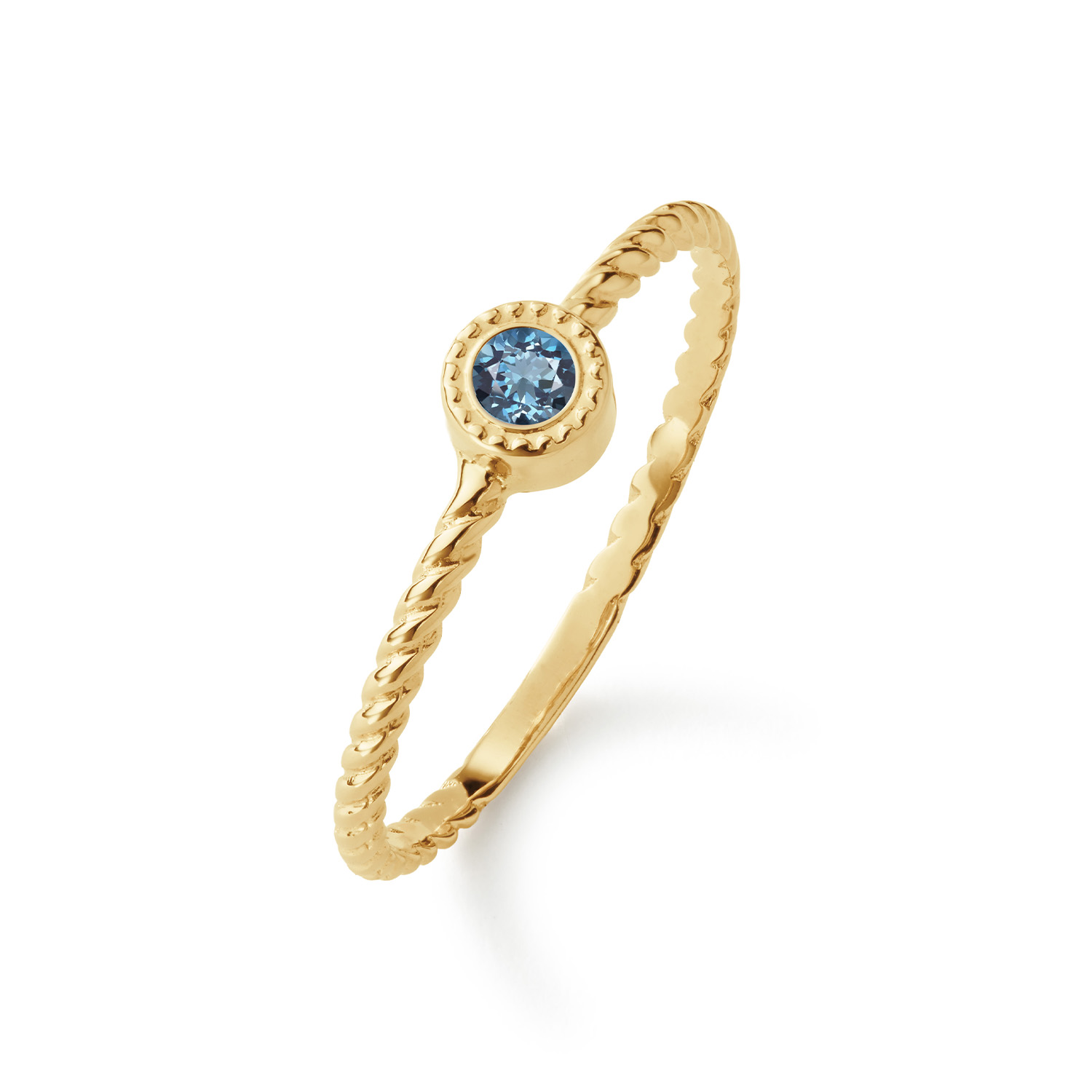 14k gouden ring met een diepe London Blue topaas. Dezelfe kleur als de zee. Tijdloos, stijlvol en doordrenkt met Kaapstadse allure.
Maat 54 en verkrijgbaar in diverse andere maten

Cape Town Chronicles
Ontdek Cape Town Chronicles, een 14 karaat gouden sieradencollectie die de ruige schoonheid en warme energie van Kaapstad tot leven brengt. Van de imposante Tafelberg tot het iconische Lion&rsquo;s Head, van de speelse pingu&iuml;ns op Boulders Beach tot het indrukwekkende Kaap de Goede Hoop. Elke plek heeft mij ge&iuml;nspireerd bij het ontwerpen van deze unieke collectie.

Het merk
Jackie is h&eacute;t 14 karaat gouden on trend sieradenmerk. De collecties zijn ge&iuml;nspireerd op de reizen die ik maak, van stedentrips tot exotische oorden. Elk gouden sieraad is helemaal van nu, handgemaakt door Europese goudsmeden en vervaardigd van overwegend gerecycled goud met echte edelstenen en zoetwaterparels. Elke collectie is dan ook met veel liefde en passie samengesteld. Mijn Jackie sieraden zijn de perfecte finishing touch voor iedere outfit!

Specificaties
- Ring maat 54
- Materiaal: 14 Karaat - Geelgoud - 585
- Topaas blauw
- 4mm