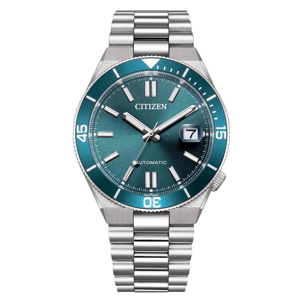 CITIZEN heeft geluisterd naar de feedback van haar fans en de vereisten voor een horloge dat geschikt is voor een dagelijks gebruik opnieuw gedefinieerd. De TSUYOSA Shore NJ0231-56L biedt je nu nog meer vrijheid: waterdicht tot 10 bar en uitgerust met een elegante glazen achterkant - ontdek de perfecte metgezel voor elke gelegenheid!

