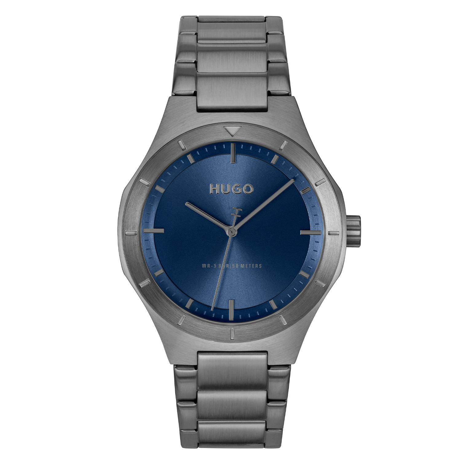 HUGO #LIT HU1530448 Herenhorloge 42mm
Dit stijlvolle Hugo herenhorloge HU1530448 combineert een strak design met moderne elegantie, heeft een krachtige uitstraling en een tijdloze look. Perfect voor zowel zakelijke als casual outfits. Het gunmetal horloge is uitgevoerd in hoogwaardig staal en draagt comfortabel om de pols. De duidelijke wijzerplaat en verfijnde afwerking onderstrepen de premium kwaliteit waar Hugo om bekendstaat. Een ideale keuze voor de man die houdt van een moderne, zelfverzekerde stijl. Het sportief stoer ogende herenhorloge heeft een blauwe wijzerplaat, een mineraalglas, een doorsnee van 42mm en is 5ATM.

HET MERK:
HUGO BOSS is afgestemd op levensstijlen waar het gaat om kwaliteit en precisie. Het wereldwijde fashionlabel is verdeeld in twee merken: BOSS en HUGO. Het merk HUGO presenteert eigentijdse en vooruitstrevende designs volgens de laatste fashion trends waarmee mensen worden gestimuleerd om zichzelf te zijn. Scherp maatwerk en casual horloges gecombineerd met een progressieve attitude. HUGO horloges zijn er voor de urban en ruimdenkende man die de leiding durft te nemen. De enige regel van de HUGO-man als het om stijl gaat: zijn authentieke zelf en niets anders.

Maak kennis met de nieuwe horlogecollectie van HUGO.

SPECIFICATIES:
- Mineraalglas
- Ronde kast, &Oslash; 42mm
- Stalen grijze horlogekast
- Blauwe wijzerplaat
- Stalen grijze schakelband
- 5ATM