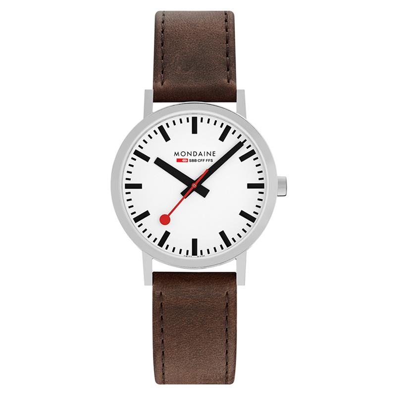 Mondaine M660.30360.11SBG Classic
Dit design horloge uit de Mondaine Classic serie is een stijlvol horloge uit de eerste &lsquo;Official Swiss Railway Watch&rsquo; serie.  Het horloge heeft vlak gehard mineraalglas en strakke horlogekast met een kastdiameter van 40mm. De band van het horloge is van leer.

HET MERK
The Official Swiss Railway Watch. Gebaseerd op de offici&euml;le stationsklok van de Zwitserse spoorwegen, is 30 jaar geleden de horlogelijn onder het merk Mondaine opgezet. Zwitserse kwaliteitsuurwerken, net zo punctueel als de Zwitserse treinen. Een echte design klassieker met een unieke wijzerplaat, en de wereldberoemde rode secondewijzer met bolletje. Herkenbaar uit duizenden.

SPECIFICATIES 
- Vlak gehard mineraalglas
- Strakke ronde kastvorm, &Oslash; 40mm
- RVS horlogekast
- Witte wijzerplaat van de originele stationsklok
- Bruin lederen horlogeband met RVS gesp
- Swiss Made