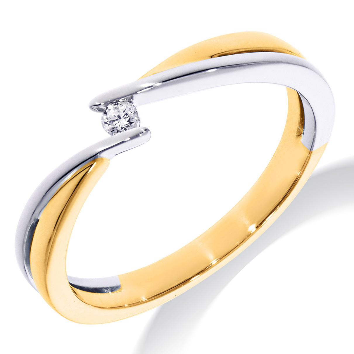 Deze prachtige ring, modelnummer GF0219, is een verfijnd juweel met een briljant geslepen Wesselton diamant van 0,04 karaat. Met juweelgrootte 56 is het de perfecte aanvulling op elke elegante look. Draag deze ring solo voor subtiele elegantie of combineer met andere sieraden voor een gedurfde statement. Ideaal voor dagelijks gebruik en speciale gelegenheden.