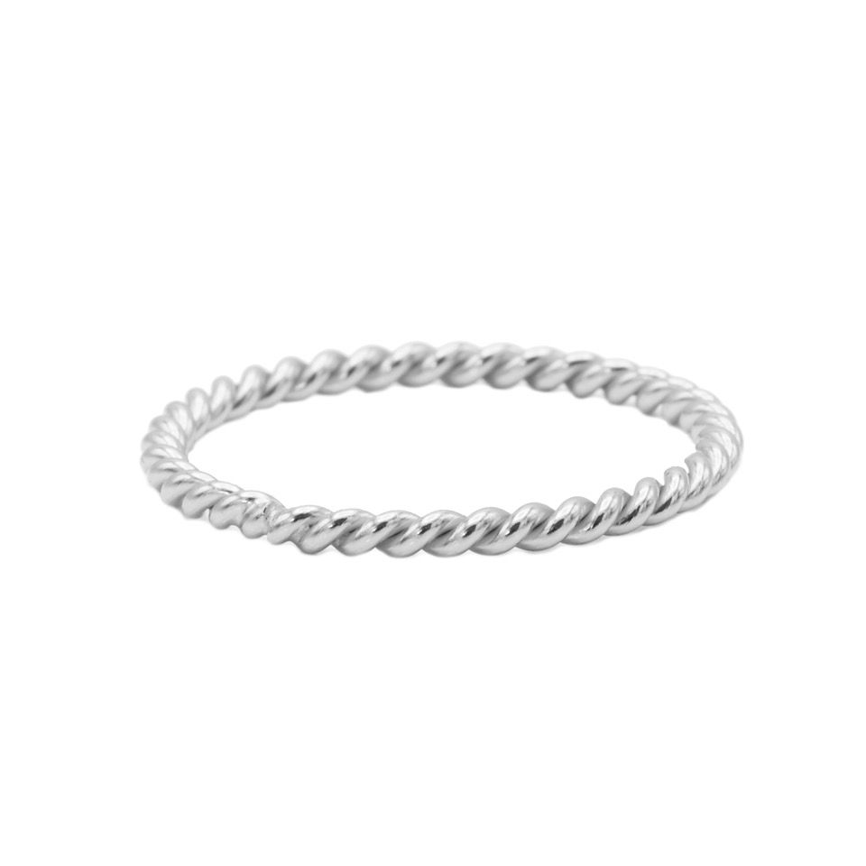 Dit is onze gedraaide effen ring. Onze sieraden zijn verkrijgbaar in 925 sterling zilver of met een 14K gouden of rosegouden plating.