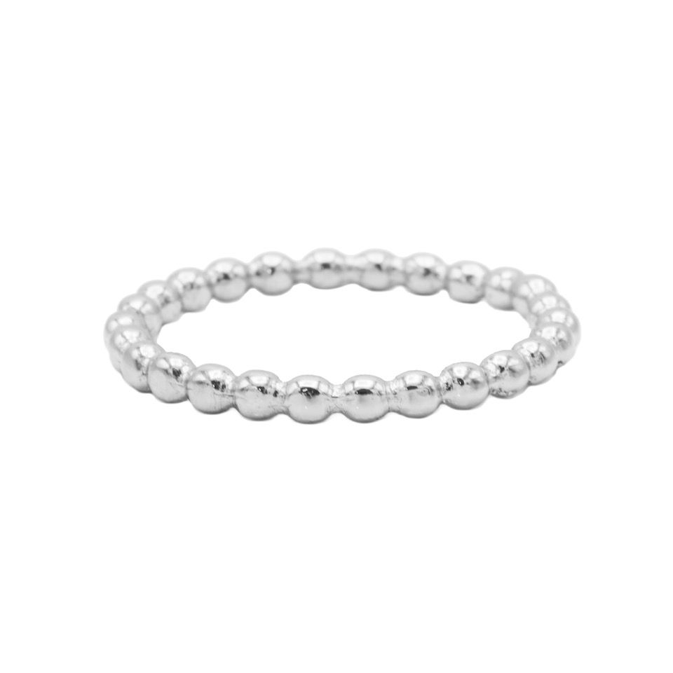 Dit is onze dots ring. Onze sieraden zijn verkrijgbaar in 925 sterling zilver of met een 14K gouden of rosegouden plating.