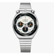 Roestvrijstalen jaren '70 design chronograaf
Citizen AN3660-81A Tsuno Bullhead Chronograph
Laat je opvallen met deze sportieve Citizen AN3660-81A. Met zijn frisse witte wijzerplaat en retro-ge&iuml;nspireerd design springt hij eruit zonder te schreeuwen. De combinatie van klassiek stalen kast en moderne kleurstelling maakt dit model veelzijdig voor dagelijks gebruik &eacute;n stijlvol genoeg voor speciale momenten.

Het hart van de AN3660-81A is een betrouwbaar quartz chronograaf uurwerk. Je kunt hiermee tot 12 uur tijdsintervallen meten, en de stopwatch-functie werkt effici&euml;nt en overzichtelijk. De grote subdials en kleurrijke accenten geven je snel inzicht bij het gebruik. De datumweergave is subtiel ge&iuml;ntegreerd en praktisch voor dagelijks gebruik.